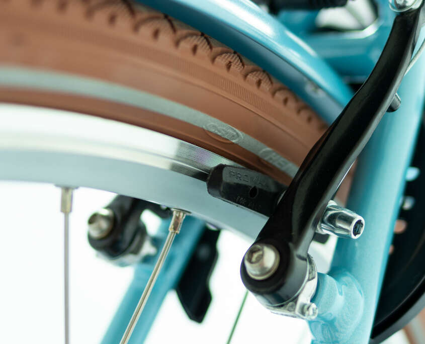 E-Bike Blau Detail Bremse